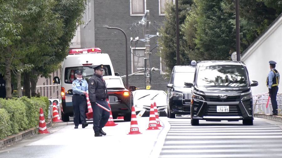 Polisi berjaga di depan garis polisi, dekat kedutaan AS di Tokyo, Jepang, 24 Oktober 2025. (REUTERS/Kim Kyung-Hoon)