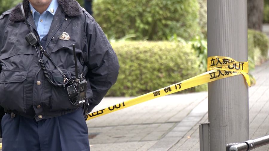 Polisi berjaga di depan garis polisi, dekat kedutaan AS di Tokyo, Jepang, 24 Oktober 2025. Polisi berjaga di depan garis polisi, dekat kedutaan AS di Tokyo, Jepang, 24 Oktober 2025. (REUTERS/Kim Kyung-Hoon)