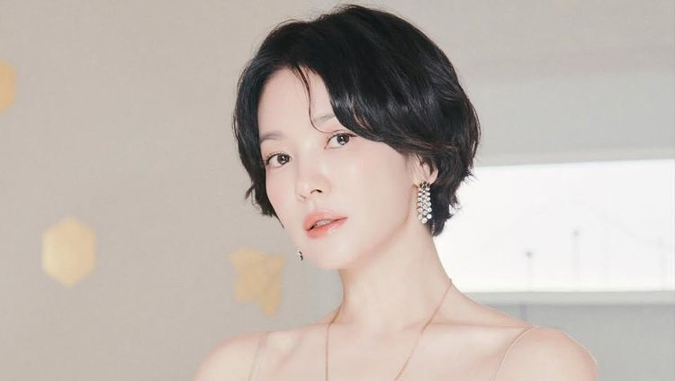 7 Gaya Song Hye Kyo Makin Memesona dengan Rambut Bondol, Tampil Elegan