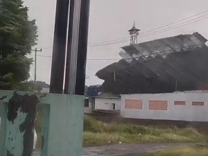 Puting Beliung Terjang Perumahan di Cirebon, Atap Masjid-Rumah Rusak