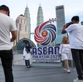 Logo ASEAN dipajang di dekat Menara Kembar Petronas menjelang KTT ASEAN ke-47 di Kuala Lumpur, Malaysia, 24 Oktober 2025. REUTERS/Chalinee Thirasupa