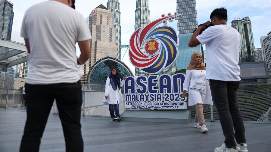 Logo ASEAN dipajang di dekat Menara Kembar Petronas menjelang KTT ASEAN ke-47 di Kuala Lumpur, Malaysia, 24 Oktober 2025. REUTERS/Chalinee Thirasupa