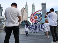 Logo ASEAN dipajang di dekat Menara Kembar Petronas menjelang KTT ASEAN ke-47 di Kuala Lumpur, Malaysia, 24 Oktober 2025. REUTERS/Chalinee Thirasupa