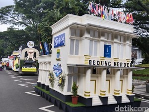 Adu Gengsi Dandani Mobil Hias Pawai HJKB ke-215