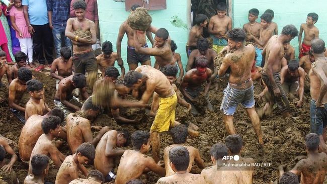 Warga India Ramai-ramai Mandi Kotoran Sapi, Ternyata Ini Maknanya