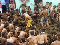 Warga India Ramai-ramai Mandi Kotoran Sapi, Ternyata Ini Maknanya