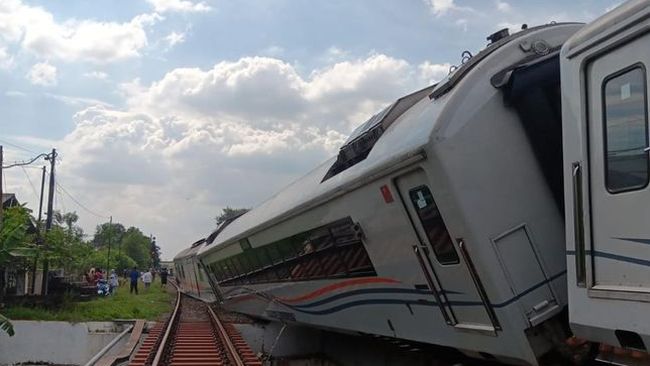 KA Purwojaya Anjlok di Bekasi, Perjalanan Kereta Lain Terganggu