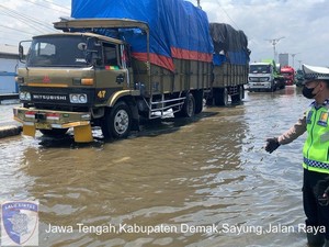 Banjir di Jalan Pantura Demak Mulai Surut, Tinggi Genangan 30 Cm