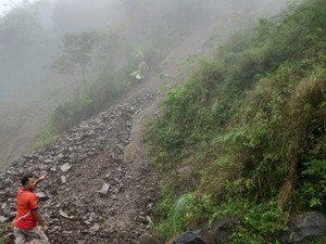 Tebing 100 Meter Longsor, Akses Jalan Girimulyo-Pengasih Kulon Progo Putus