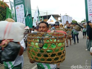 Porter Rinjani Lari Maraton Sambil Pikul Keranjang di Sembalun Mountain Festival