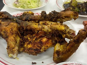 Gurih Mantap! Ayam Bekakak Abah Harja Pakai Ayam Kampung Sukabumi