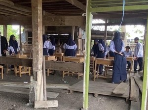 Siswa MTs Guppi Lisu di Soppeng Belajar di Kolong Asrama Beralaskan Tanah