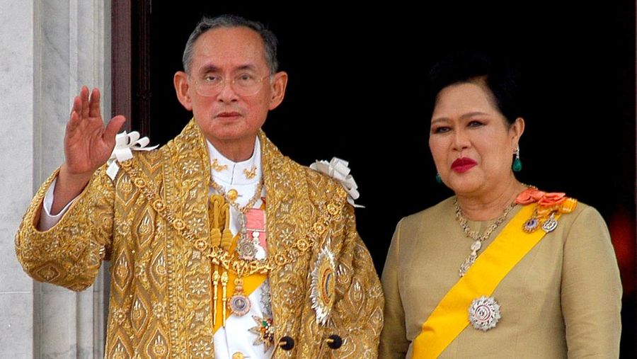 THAILAND-QUEENMOTHER/  Britain's Queen Elizabeth II smiles as she greets Thailand's Queen Sirikit as the King Bhumibol Adulyadej looks on at a reception at the British Ambassador's residence in central Bangkok, Thailand October 30, 1996. REUTERS/Dylan Martinez/File Photo