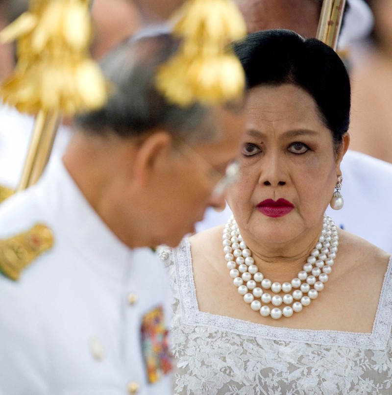 THAILAND-QUEENMOTHER/ FILE PHOTO: Britain's Queen Elizabeth II smiles as she greets Thailand's Queen Sirikit as the King Bhumibol Adulyadej looks on at a reception at the British Ambassador's residence in central Bangkok, Thailand October 30, 1996. REUTERS/Dylan Martinez/File Photo