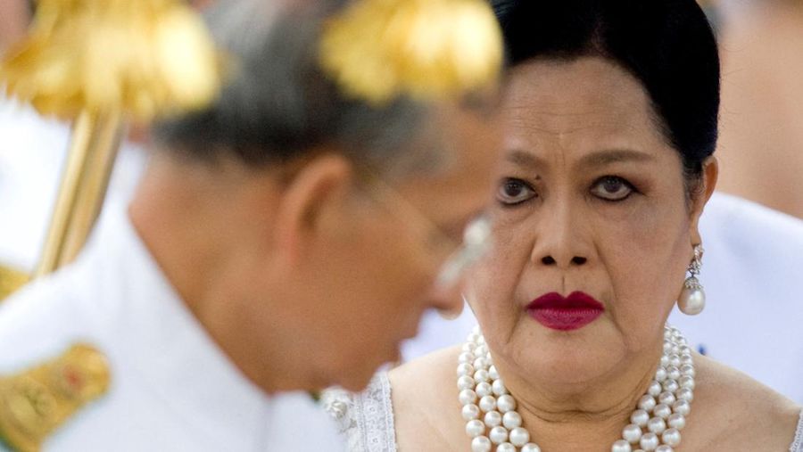 THAILAND-QUEENMOTHER/  Britain's Queen Elizabeth II smiles as she greets Thailand's Queen Sirikit as the King Bhumibol Adulyadej looks on at a reception at the British Ambassador's residence in central Bangkok, Thailand October 30, 1996. REUTERS/Dylan Martinez/File Photo