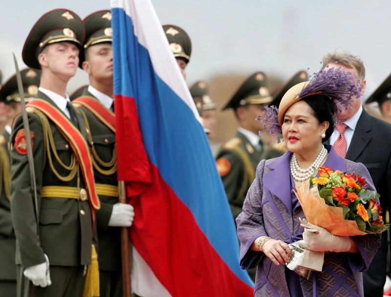 THAILAND-QUEENMOTHER/ FILE PHOTO: Britain's Queen Elizabeth II smiles as she greets Thailand's Queen Sirikit as the King Bhumibol Adulyadej looks on at a reception at the British Ambassador's residence in central Bangkok, Thailand October 30, 1996. REUTERS/Dylan Martinez/File Photo