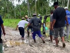 Pilu, Warga di Asahan Gotong Jenazah gegara Jalan Rusak Parah