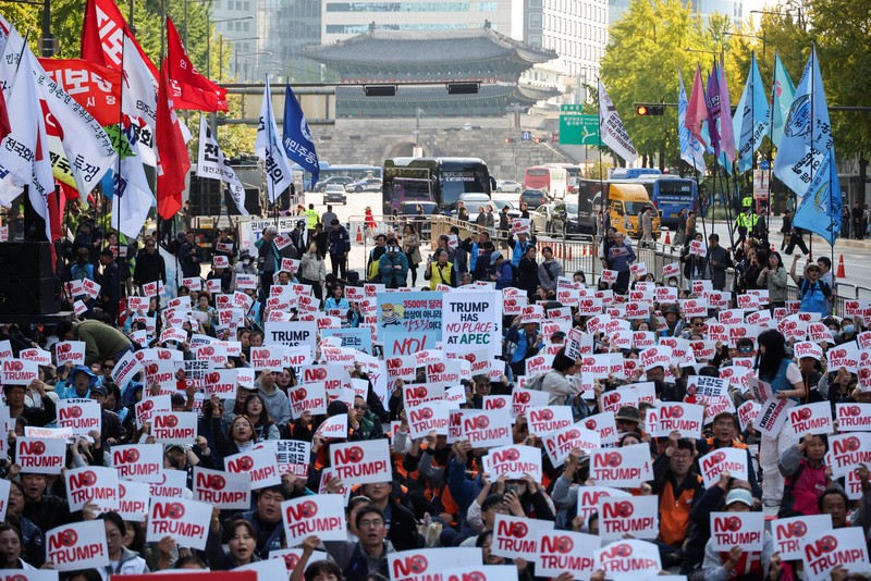 APEC-SUMMIT/TRUMP-PROTEST Aksi unjuk rasa anti-Trump yang menentang kebijakan tarif Presiden AS Donald Trump menjelang kunjungannya ke Korea Selatan untuk menghadiri KTT APEC, di Seoul, Korea Selatan, 25 Oktober 2025. REUTERS/Kim Hong-Ji