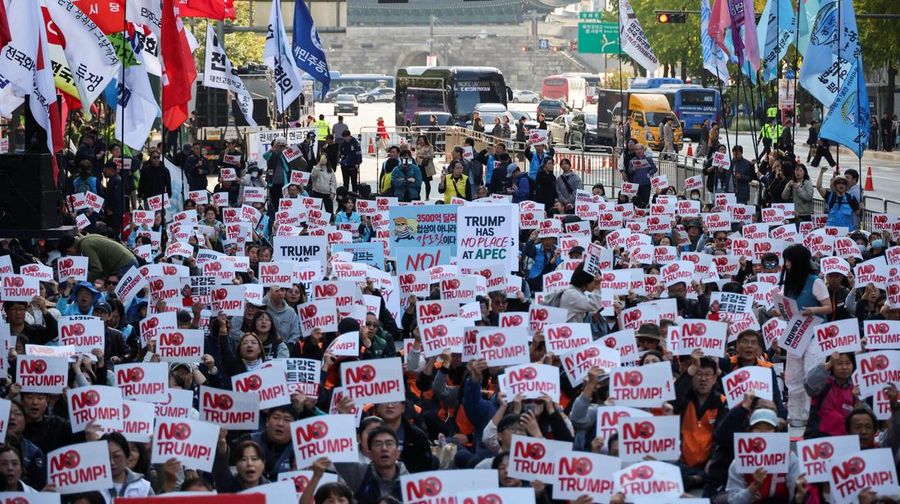 APEC-SUMMIT/TRUMP-PROTEST Aksi unjuk rasa anti-Trump yang menentang kebijakan tarif Presiden AS Donald Trump menjelang kunjungannya ke Korea Selatan untuk menghadiri KTT APEC, di Seoul, Korea Selatan, 25 Oktober 2025. REUTERS/Kim Hong-Ji