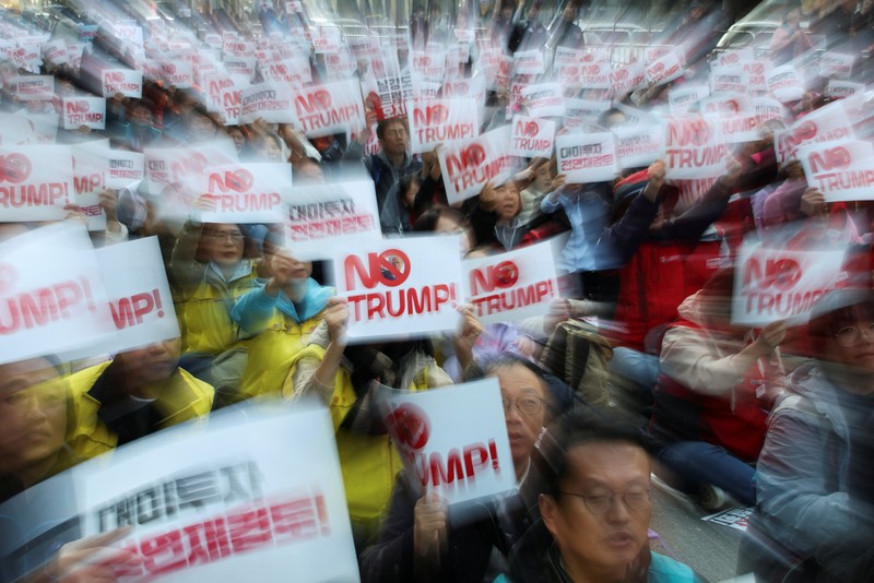APEC-SUMMIT/TRUMP-PROTEST Aksi unjuk rasa anti-Trump yang menentang kebijakan tarif Presiden AS Donald Trump menjelang kunjungannya ke Korea Selatan untuk menghadiri KTT APEC, di Seoul, Korea Selatan, 25 Oktober 2025. REUTERS/Kim Hong-Ji