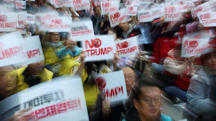 APEC-SUMMIT/TRUMP-PROTEST Aksi unjuk rasa anti-Trump yang menentang kebijakan tarif Presiden AS Donald Trump menjelang kunjungannya ke Korea Selatan untuk menghadiri KTT APEC, di Seoul, Korea Selatan, 25 Oktober 2025. REUTERS/Kim Hong-Ji