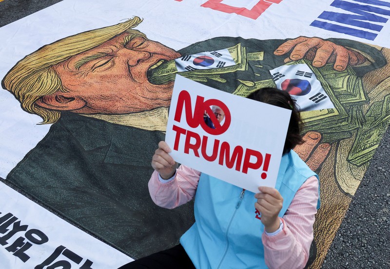 APEC-SUMMIT/TRUMP-PROTEST Aksi unjuk rasa anti-Trump yang menentang kebijakan tarif Presiden AS Donald Trump menjelang kunjungannya ke Korea Selatan untuk menghadiri KTT APEC, di Seoul, Korea Selatan, 25 Oktober 2025. REUTERS/Kim Hong-Ji