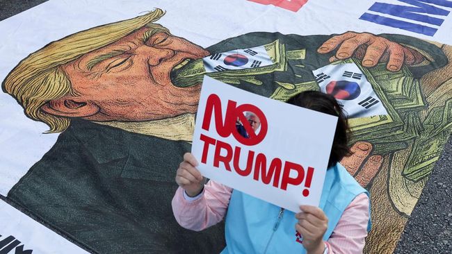 Warga Korea Demo Tolak Trump Datang ke KTT APEC-Kompak Bawa Poster Ini