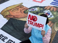 Warga Korea Demo Tolak Trump Datang ke KTT APEC-Kompak Bawa Poster Ini