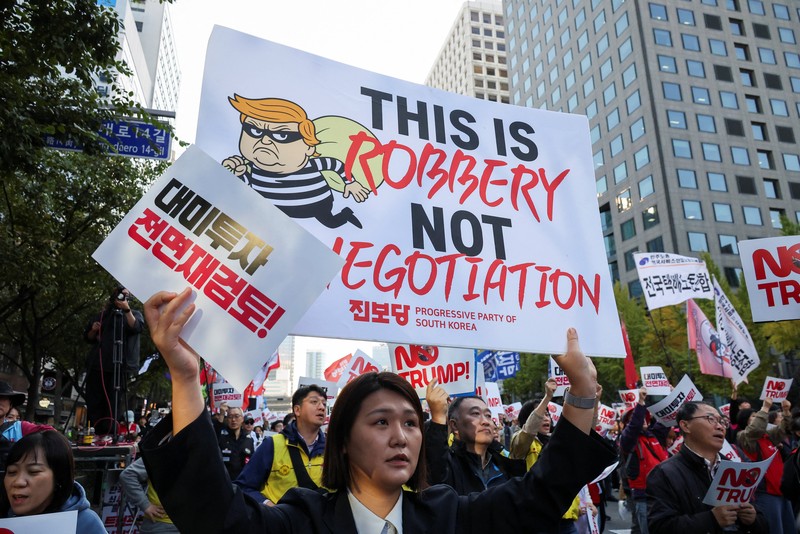 APEC-SUMMIT/TRUMP-PROTEST Aksi unjuk rasa anti-Trump yang menentang kebijakan tarif Presiden AS Donald Trump menjelang kunjungannya ke Korea Selatan untuk menghadiri KTT APEC, di Seoul, Korea Selatan, 25 Oktober 2025. REUTERS/Kim Hong-Ji