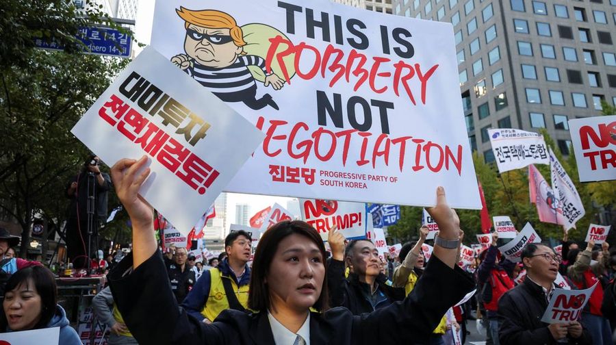 APEC-SUMMIT/TRUMP-PROTEST Aksi unjuk rasa anti-Trump yang menentang kebijakan tarif Presiden AS Donald Trump menjelang kunjungannya ke Korea Selatan untuk menghadiri KTT APEC, di Seoul, Korea Selatan, 25 Oktober 2025. REUTERS/Kim Hong-Ji