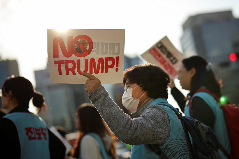 APEC-SUMMIT/TRUMP-PROTEST Aksi unjuk rasa anti-Trump yang menentang kebijakan tarif Presiden AS Donald Trump menjelang kunjungannya ke Korea Selatan untuk menghadiri KTT APEC, di Seoul, Korea Selatan, 25 Oktober 2025. REUTERS/Kim Hong-Ji