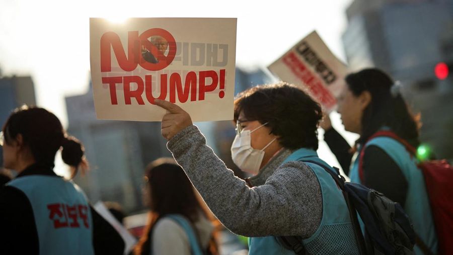 APEC-SUMMIT/TRUMP-PROTEST Aksi unjuk rasa anti-Trump yang menentang kebijakan tarif Presiden AS Donald Trump menjelang kunjungannya ke Korea Selatan untuk menghadiri KTT APEC, di Seoul, Korea Selatan, 25 Oktober 2025. REUTERS/Kim Hong-Ji