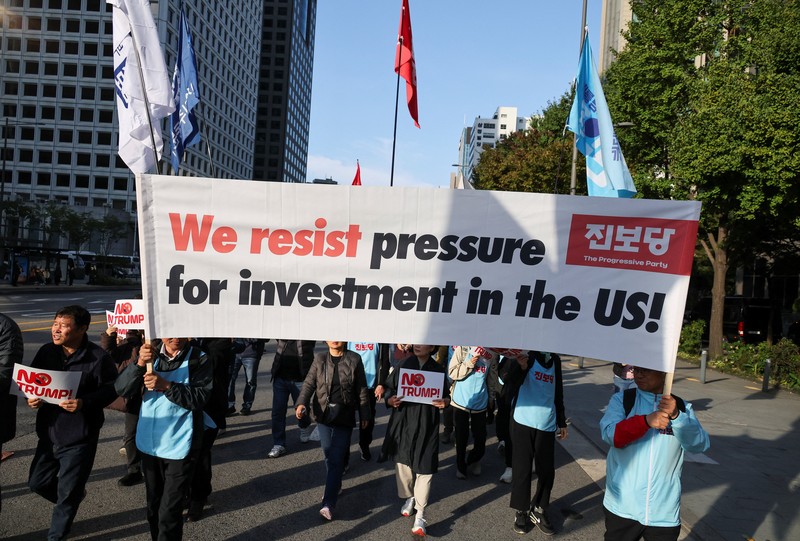 APEC-SUMMIT/TRUMP-PROTEST Aksi unjuk rasa anti-Trump yang menentang kebijakan tarif Presiden AS Donald Trump menjelang kunjungannya ke Korea Selatan untuk menghadiri KTT APEC, di Seoul, Korea Selatan, 25 Oktober 2025. REUTERS/Kim Hong-Ji