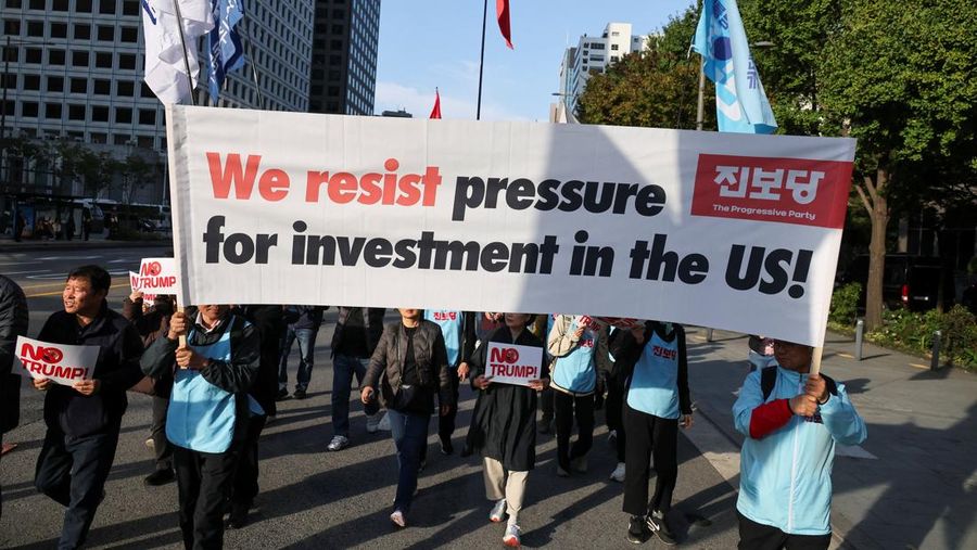 APEC-SUMMIT/TRUMP-PROTEST Aksi unjuk rasa anti-Trump yang menentang kebijakan tarif Presiden AS Donald Trump menjelang kunjungannya ke Korea Selatan untuk menghadiri KTT APEC, di Seoul, Korea Selatan, 25 Oktober 2025. REUTERS/Kim Hong-Ji