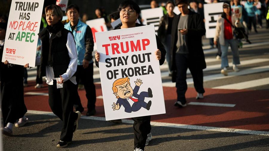 APEC-SUMMIT/TRUMP-PROTEST Aksi unjuk rasa anti-Trump yang menentang kebijakan tarif Presiden AS Donald Trump menjelang kunjungannya ke Korea Selatan untuk menghadiri KTT APEC, di Seoul, Korea Selatan, 25 Oktober 2025. REUTERS/Kim Hong-Ji