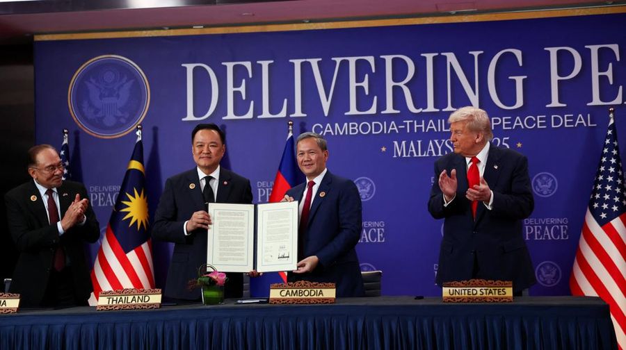 Perdana Menteri Malaysia Anwar Ibrahim dan Presiden AS Donald Trump bertepuk tangan saat menyaksikan Perdana Menteri Thailand Anutin Charnvirakul dan Perdana Menteri Kamboja Hun Manet mengangkat sebuah dokumen pada penandatanganan kesepakatan gencatan senjata antara Kamboja dan Thailand di sela-sela KTT ke-47 Perhimpunan Bangsa-Bangsa Asia Tenggara (ASEAN) di Kuala Lumpur, Malaysia, 26 Oktober 2025. REUTERS/Evelyn Hockstein