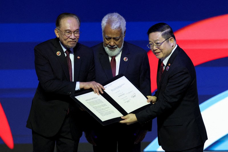 ASEAN-SUMMIT/ Perdana Menteri Malaysia Anwar Ibrahim, Sekretaris Jenderal ASEAN Kao Kim Hourn, dan Perdana Menteri Timor-Leste Kay Rala Xanana Gusmao berpose dalam upacara penandatanganan deklarasi penerimaan Republik Demokratik Timor-Leste ke dalam ASEAN pada KTT ASEAN ke-47 dan KTT-KTT Terkait di Kuala Lumpur, Malaysia, 26 Oktober 2025. REUTERS/Chalinee Thirasupa