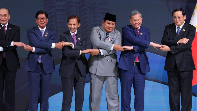ASEAN-SUMMIT/ Perdana Menteri Malaysia Anwar Ibrahim berpose bersama Perdana Menteri Timor-Leste Kay Rala Xanana Gusmao, Presiden Timor-Leste Jose Ramos-Horta, Perdana Menteri Vietnam Pham Minh Chinh, Presiden Dewan Eropa Antonio Costa, Presiden Brasil Luiz Inacio Lula da Silva, Presiden Filipina Ferdinand