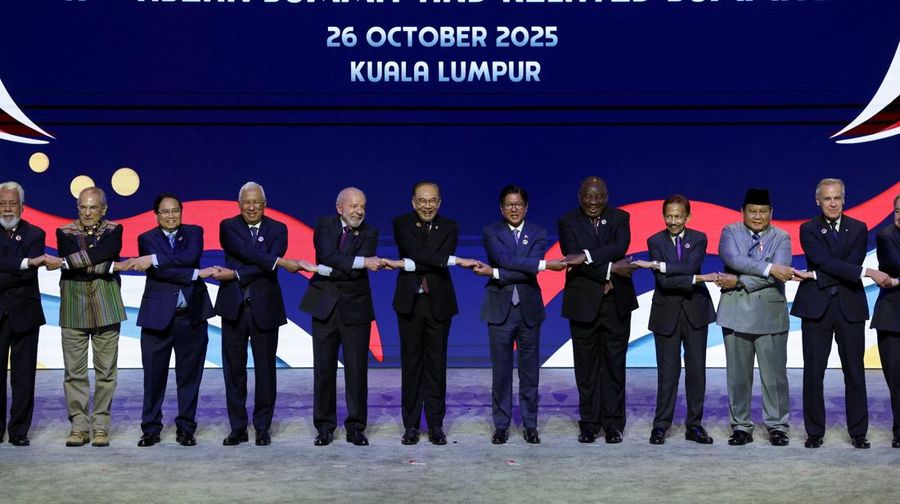ASEAN-SUMMIT/ Perdana Menteri Malaysia Anwar Ibrahim berpose bersama Perdana Menteri Timor-Leste Kay Rala Xanana Gusmao, Presiden Timor-Leste Jose Ramos-Horta, Perdana Menteri Vietnam Pham Minh Chinh, Presiden Dewan Eropa Antonio Costa, Presiden Brasil Luiz Inacio Lula da Silva, Presiden Filipina Ferdinand