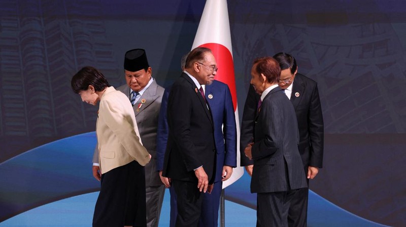 ASEAN-SUMMIT/ Perdana Menteri Malaysia Anwar Ibrahim berpose bersama Perdana Menteri Timor-Leste Kay Rala Xanana Gusmao, Presiden Timor-Leste Jose Ramos-Horta, Perdana Menteri Vietnam Pham Minh Chinh, Presiden Dewan Eropa Antonio Costa, Presiden Brasil Luiz Inacio Lula da Silva, Presiden Filipina Ferdinand