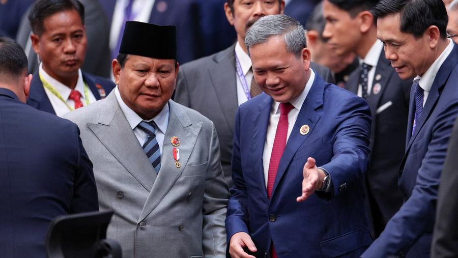 Perdana Menteri Kamboja Hun Manet menyambut Presiden Indonesia Prabowo Subianto pada KTT ASEAN-Jepang ke-28, sebagai bagian dari KTT ASEAN ke-47 di Kuala Lumpur, Malaysia 26 Oktober 2025. REUTERS/Chalinee Thirasupa/Pool
