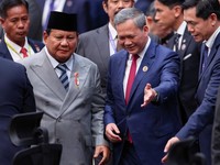 Perdana Menteri Kamboja Hun Manet menyambut Presiden Indonesia Prabowo Subianto pada KTT ASEAN-Jepang ke-28, sebagai bagian dari KTT ASEAN ke-47 di Kuala Lumpur, Malaysia 26 Oktober 2025. REUTERS/Chalinee Thirasupa/Pool