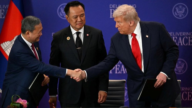 ASEAN-SUMMIT/ Perdana Menteri Thailand Anutin Charnvirakul dan Perdana Menteri Kamboja Hun Manet berjabat tangan di samping Presiden AS Donald Trump, pada hari penandatanganan kesepakatan gencatan senjata antara Kamboja dan Thailand di sela-sela KTT ke-47 Perhimpunan Bangsa-Bangsa Asia Tenggara (ASEAN) di Kuala Lumpur, Malaysia, 26 Oktober 2025. REUTERS/Evelyn Hockstein