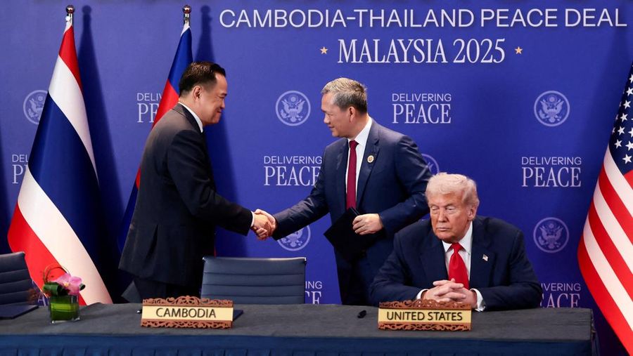ASEAN-SUMMIT/ Perdana Menteri Thailand Anutin Charnvirakul dan Perdana Menteri Kamboja Hun Manet berjabat tangan di samping Presiden AS Donald Trump, pada hari penandatanganan kesepakatan gencatan senjata antara Kamboja dan Thailand di sela-sela KTT ke-47 Perhimpunan Bangsa-Bangsa Asia Tenggara (ASEAN) di Kuala Lumpur, Malaysia, 26 Oktober 2025. REUTERS/Evelyn Hockstein