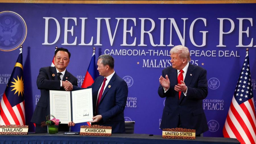 ASEAN-SUMMIT/ Perdana Menteri Thailand Anutin Charnvirakul dan Perdana Menteri Kamboja Hun Manet berjabat tangan di samping Presiden AS Donald Trump, pada hari penandatanganan kesepakatan gencatan senjata antara Kamboja dan Thailand di sela-sela KTT ke-47 Perhimpunan Bangsa-Bangsa Asia Tenggara (ASEAN) di Kuala Lumpur, Malaysia, 26 Oktober 2025. REUTERS/Evelyn Hockstein