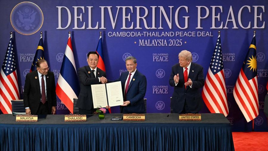 ASEAN-SUMMIT/ Perdana Menteri Thailand Anutin Charnvirakul dan Perdana Menteri Kamboja Hun Manet berjabat tangan di samping Presiden AS Donald Trump, pada hari penandatanganan kesepakatan gencatan senjata antara Kamboja dan Thailand di sela-sela KTT ke-47 Perhimpunan Bangsa-Bangsa Asia Tenggara (ASEAN) di Kuala Lumpur, Malaysia, 26 Oktober 2025. REUTERS/Evelyn Hockstein