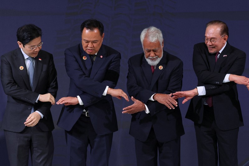 ASEAN-SUMMIT/ Perdana Menteri Malaysia Anwar Ibrahim, Sekretaris Jenderal ASEAN Kao Kim Hourn, dan Perdana Menteri Timor-Leste Kay Rala Xanana Gusmao berpose dalam upacara penandatanganan deklarasi penerimaan Republik Demokratik Timor-Leste ke dalam ASEAN pada KTT ASEAN ke-47 dan KTT-KTT Terkait di Kuala Lumpur, Malaysia, 26 Oktober 2025. REUTERS/Chalinee Thirasupa