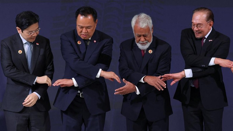 ASEAN-SUMMIT/ Perdana Menteri Malaysia Anwar Ibrahim, Sekretaris Jenderal ASEAN Kao Kim Hourn, dan Perdana Menteri Timor-Leste Kay Rala Xanana Gusmao berpose dalam upacara penandatanganan deklarasi penerimaan Republik Demokratik Timor-Leste ke dalam ASEAN pada KTT ASEAN ke-47 dan KTT-KTT Terkait di Kuala Lumpur, Malaysia, 26 Oktober 2025. REUTERS/Chalinee Thirasupa
