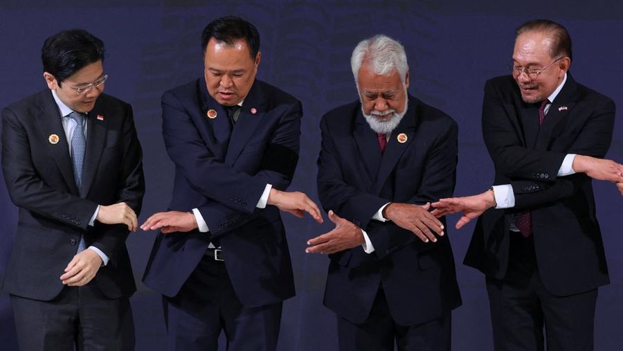 ASEAN-SUMMIT/ Perdana Menteri Malaysia Anwar Ibrahim, Sekretaris Jenderal ASEAN Kao Kim Hourn, dan Perdana Menteri Timor-Leste Kay Rala Xanana Gusmao berpose dalam upacara penandatanganan deklarasi penerimaan Republik Demokratik Timor-Leste ke dalam ASEAN pada KTT ASEAN ke-47 dan KTT-KTT Terkait di Kuala Lumpur, Malaysia, 26 Oktober 2025. REUTERS/Chalinee Thirasupa