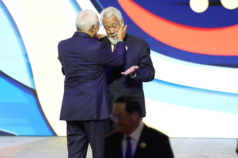 ASEAN-SUMMIT/ Perdana Menteri Malaysia Anwar Ibrahim, Sekretaris Jenderal ASEAN Kao Kim Hourn, dan Perdana Menteri Timor-Leste Kay Rala Xanana Gusmao berpose dalam upacara penandatanganan deklarasi penerimaan Republik Demokratik Timor-Leste ke dalam ASEAN pada KTT ASEAN ke-47 dan KTT-KTT Terkait di Kuala Lumpur, Malaysia, 26 Oktober 2025. REUTERS/Chalinee Thirasupa